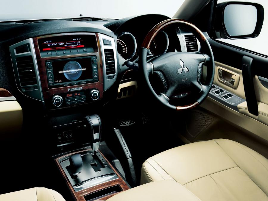  Mitsubishi Pajero 5-Door 2014 года  (JP) (фото 15 из 23)